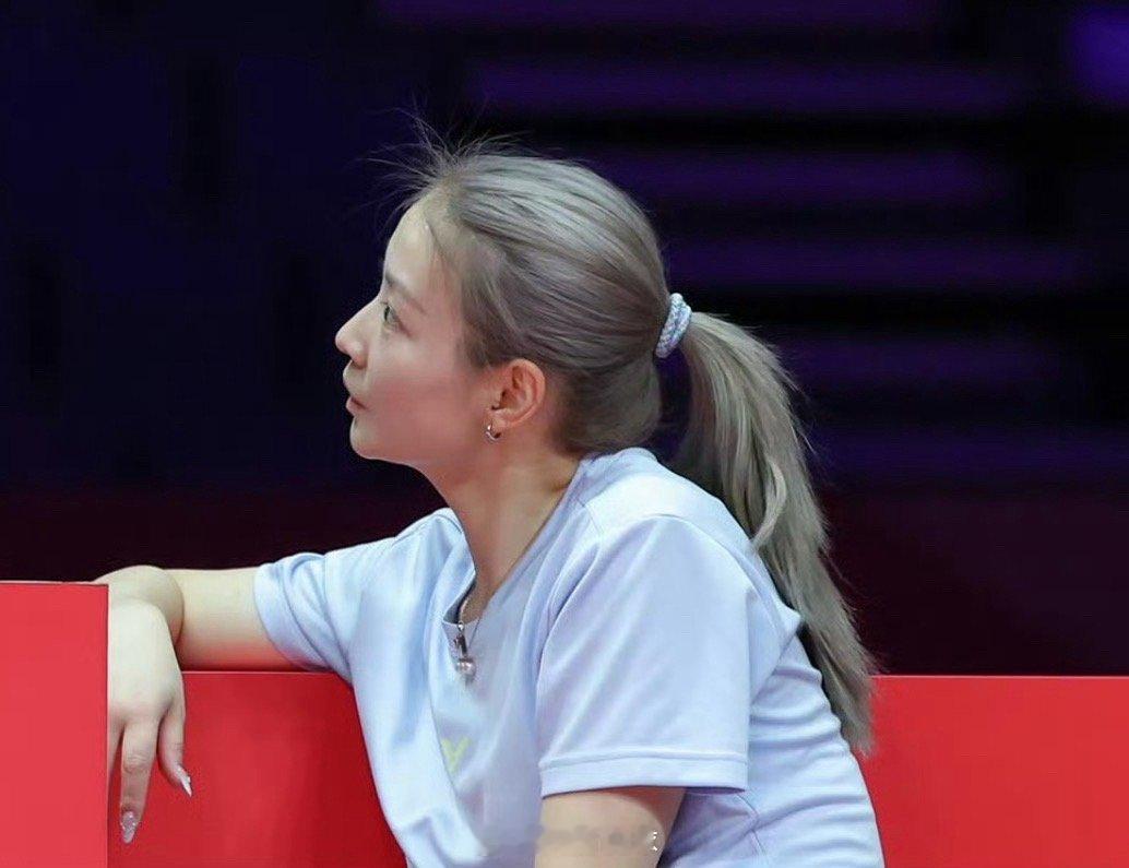 黄雅琼染发了马尾配这个颜色真好！ 