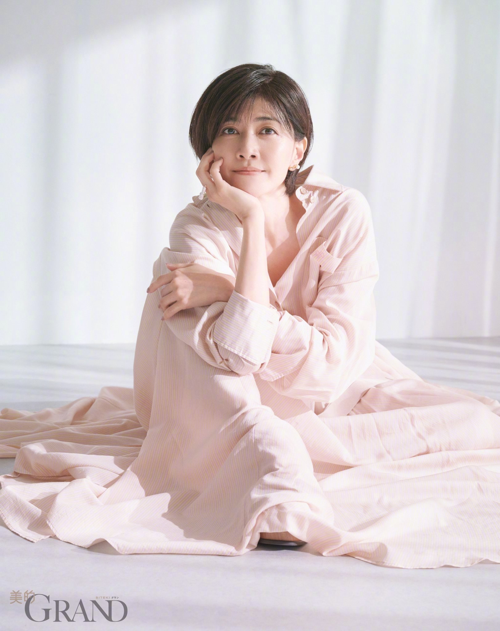 内田有纪登上了杂志《美的GRAND》夏季号封面。在杂志访谈中，她分享了接拍富士台