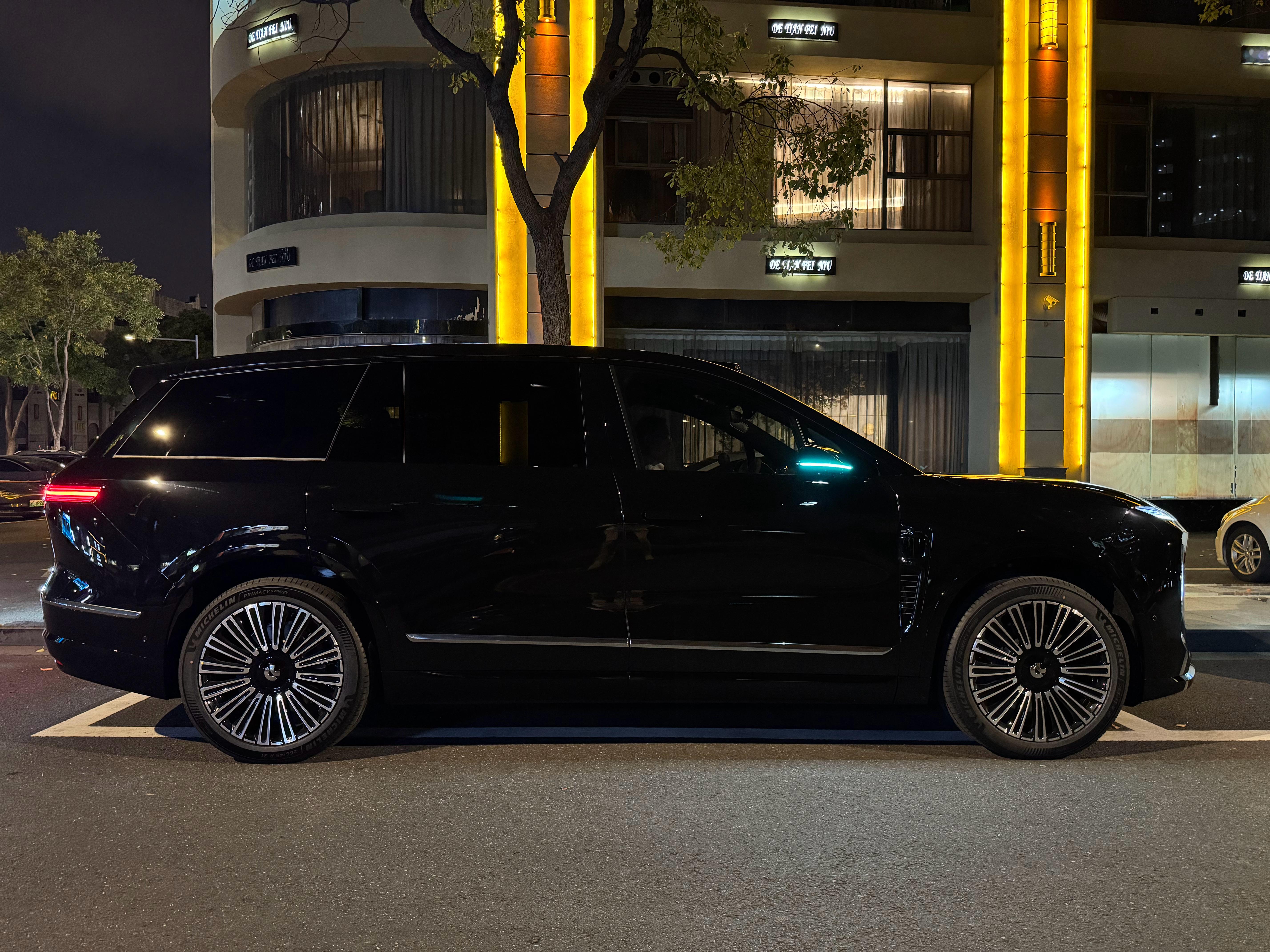 开二代ES8的时候，锁车后会下意识回头望一眼，换成三代ES8之后，锁车后起码得多