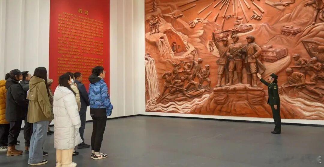 铸剑中原致敬中国军人 牢记历史是对先辈最好的告慰，矢志打赢是对荣誉最好的传承！ 