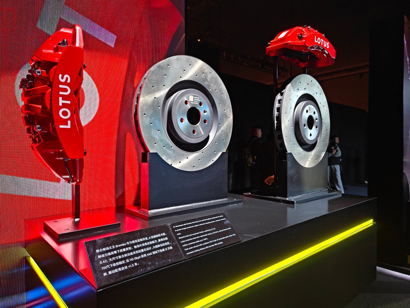 注意到了吗？莲花ELETRE上了混动之后（FOR ME）前刹车卡钳的摆放位置都不