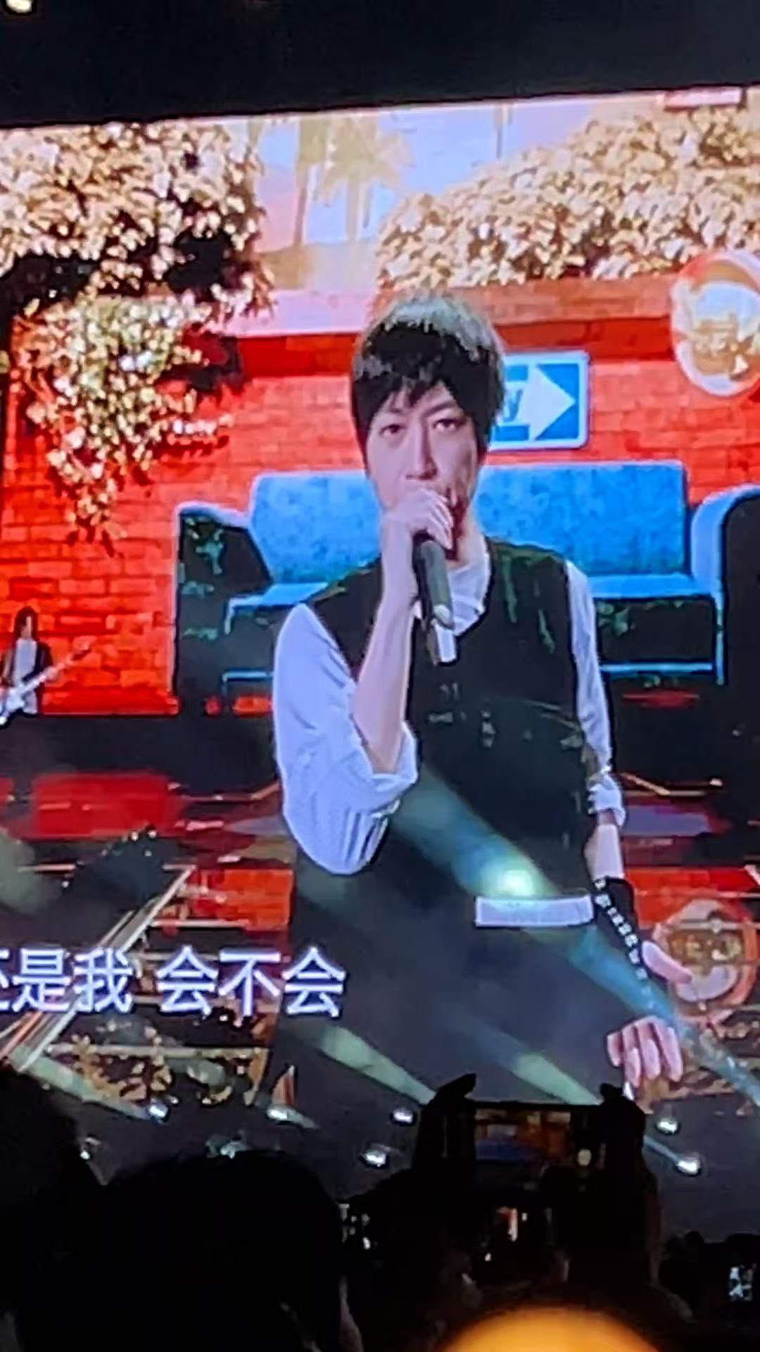 神仙老板请外卖小哥洗脚按摩看演唱会如果这事情是真的，我是真的真的很羡慕了，想收入