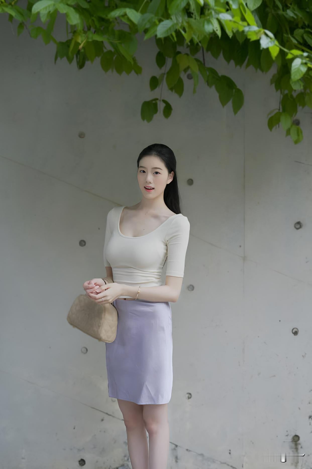 优雅白裙与绿植的完美融合，清新自然，气质满满！🌿💃白裙少女感 气质白裙 温柔