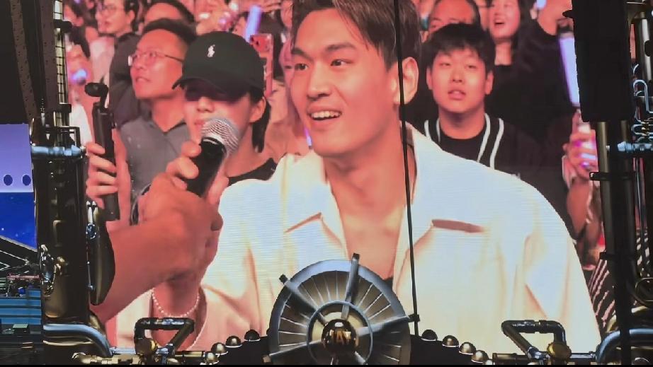 徐嘉余也逃不过周杰伦的奶油砸！

4月4日晚上，徐嘉余现身杭州观看周杰伦的演唱会