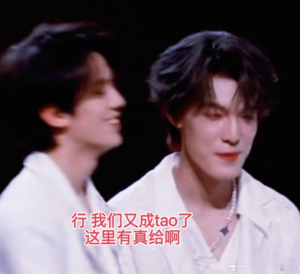 朱志鑫慌乱之中握紧了苏新皓的手 披哥收官这波糖绝了！五人互拍后，朱志鑫特意绕开其