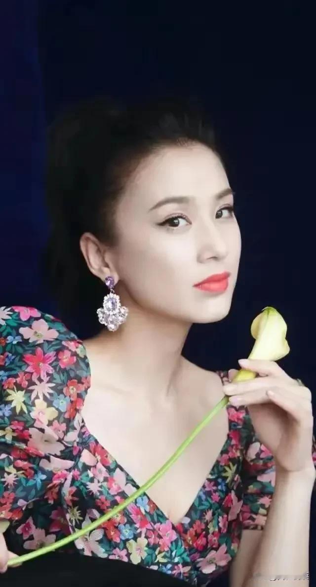 想问大家个问题
如果黄圣依真离了

她会成为第②个韦雪么

以她的美貌和知名度