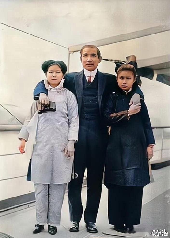 孙中山先生与两个女儿孙娫和孙婉的罕见合影。 ​​​