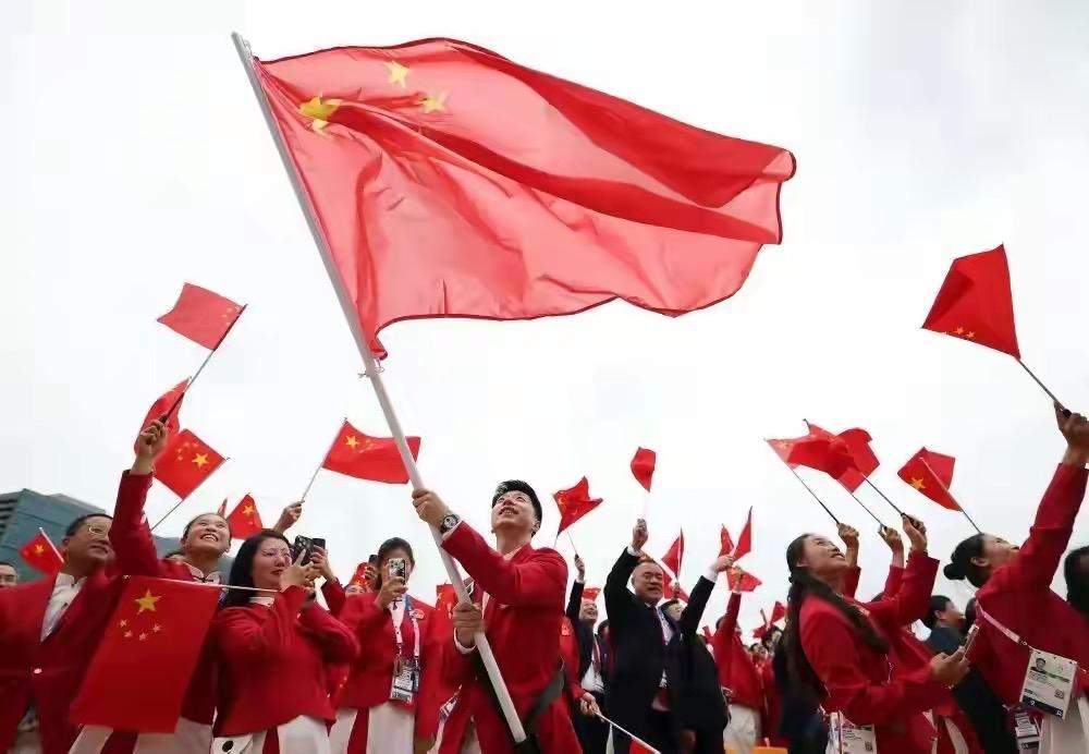 怎么看待董卿的儿子是美国国籍？

不得不承认，这个世界上绝大多数人都是蠢人。
