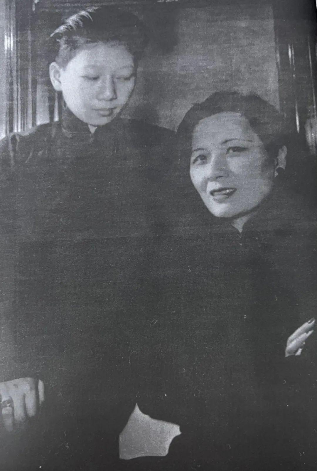 1975年,蒋介石病逝,78岁的宋美龄办完丧事,离开台北,搬去了美国。这一走,就