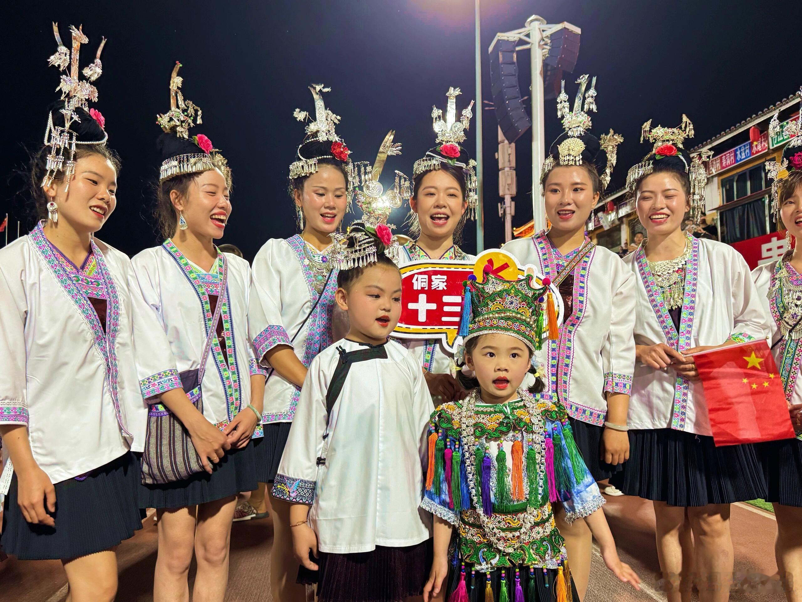 贵州苗族女孩用1年时间为自己绣嫁衣   贵州苗绣不仅仅是服饰，它是文化的传承，是