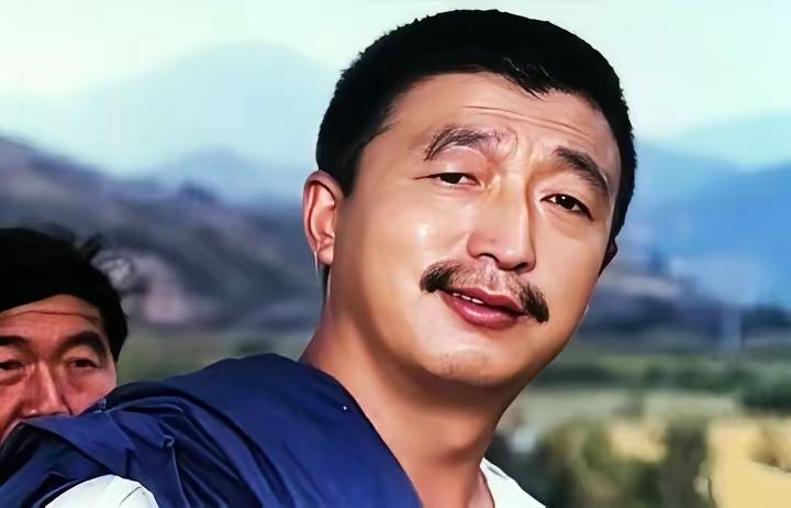 他就是观众口中那个“看着有点‘怪’，却怪得可爱”的陈裕德。那个年代没有滤镜、没有