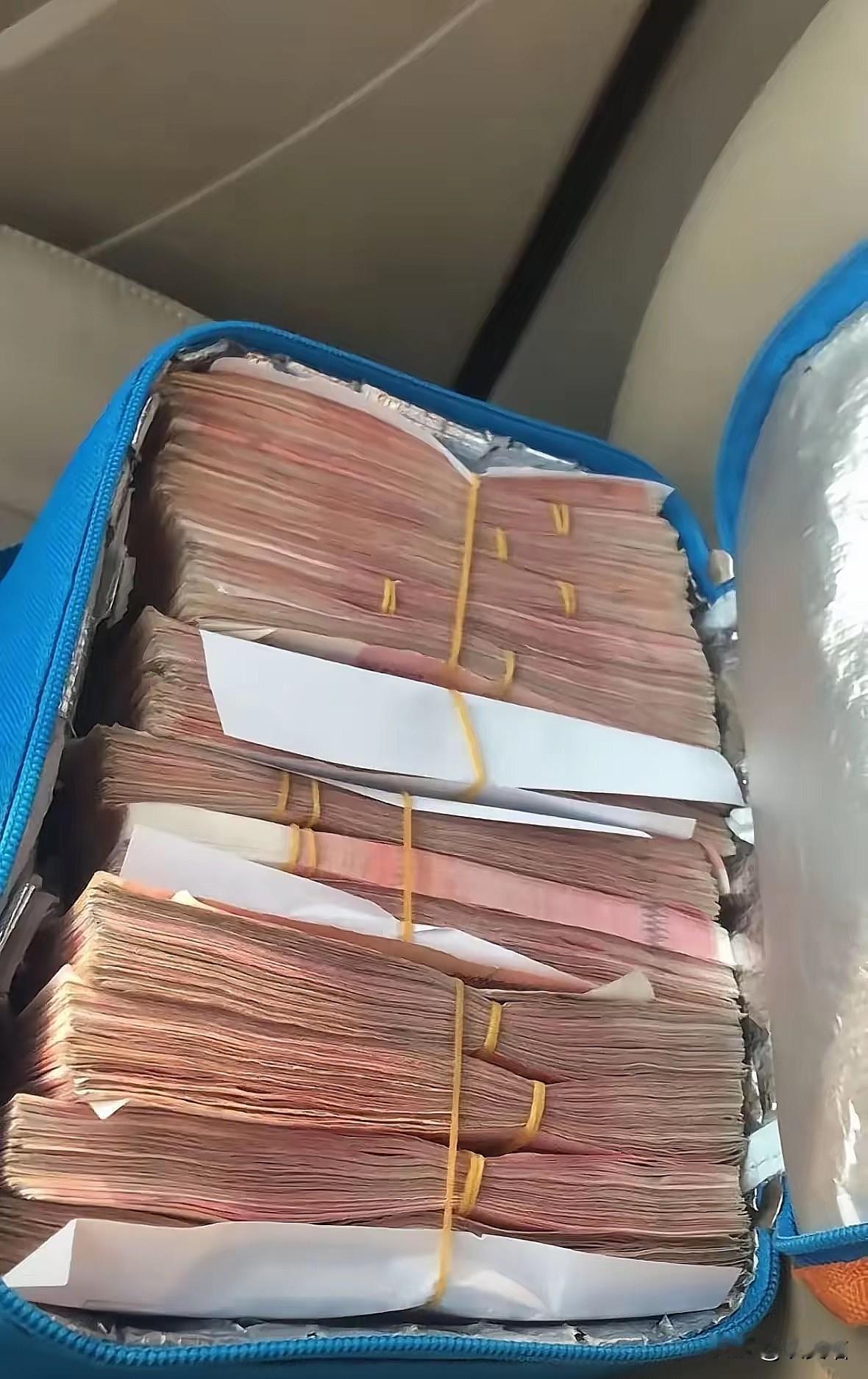 香港宏福苑那场
吞噬7栋大厦的大火，
烧没的不只是家园，更烧碎了多少“现金藏家”