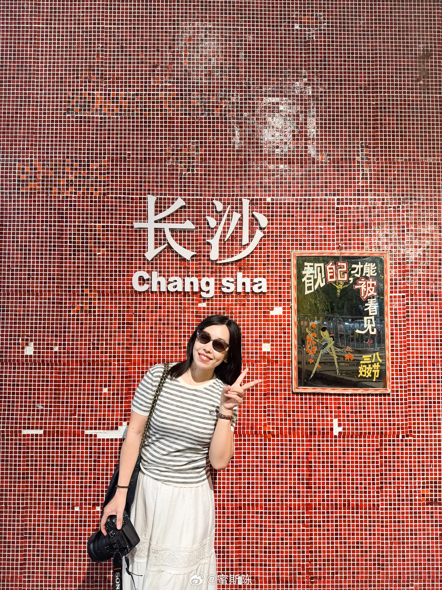 初中生虽然自己不拍照，但是还是会帮妈妈拍的，在文和友她吃完逛完帮妈妈拍的照。已经
