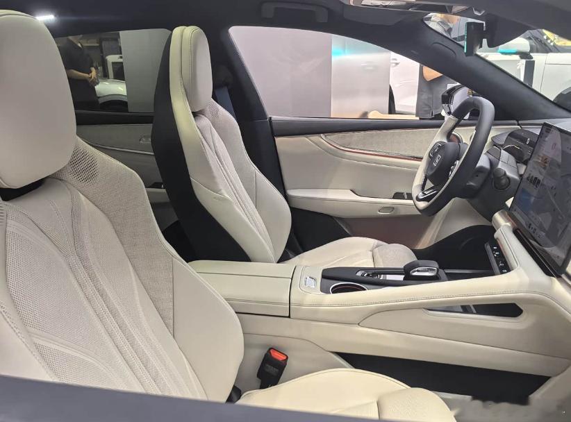 极氪001的远程预加热功能让冬季用车充满幸福感。通过手机APP远程开启空调和方向