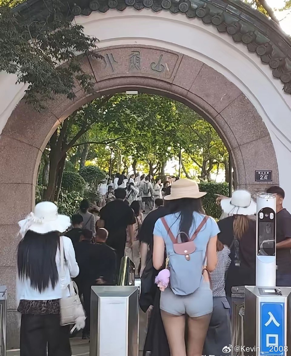 国庆这游客是真的多啊。 ​​​