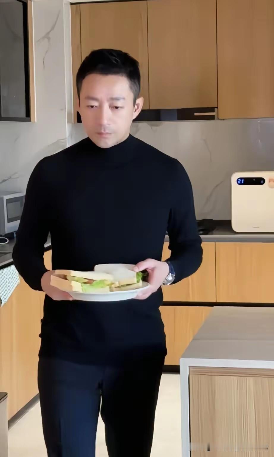 汪小菲大清早爬起来给家里做早餐，是真往家里上心使劲。
马筱梅也不往那儿一躺等着吃
