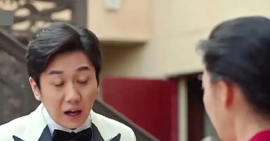 婚礼上，儿子对着麦克风说：“这辈子，我只叫台上那个人爸爸。”

养了他二十多年的