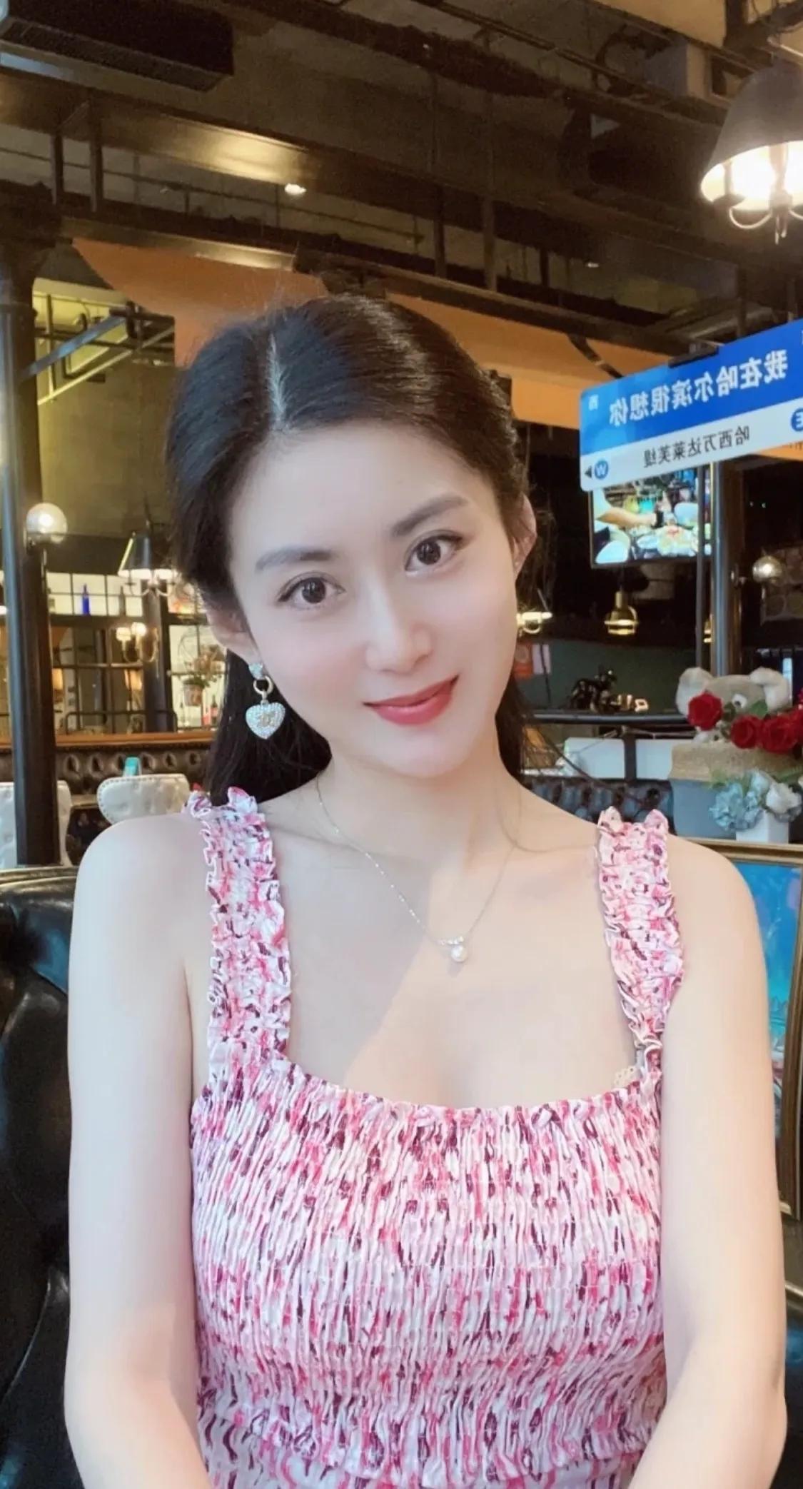 为什么夜场女生都喜欢在酒杯里放水果呢？
如果你去夜场玩，某一女生一上来就往酒杯里