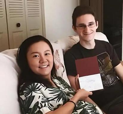 2019年，美国一个男人冲着自己中国妻子吼：“你滚回中国去！”“别拿你们亚洲人的