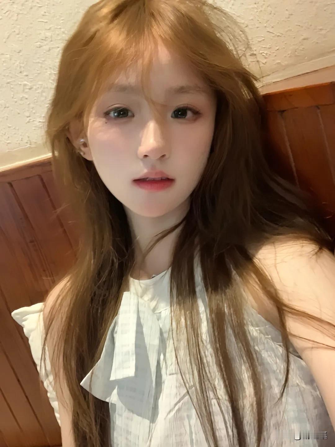 温柔甜美的少女自拍，白色连衣裙，自然妆容，清新自然。