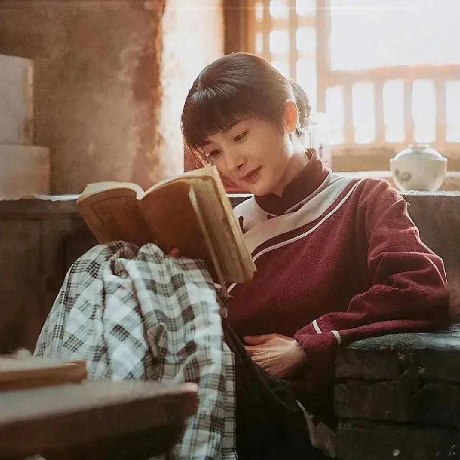 杨幂估计自己都没料到，她可是时尚圈里响当当的时尚女王啊，这次去挑战演村姑角色，居
