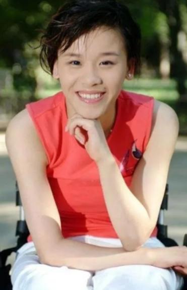 1998年，桑兰瘫痪后拿到了1000万美金的赔偿，就在这时候，照顾了桑兰9年的男