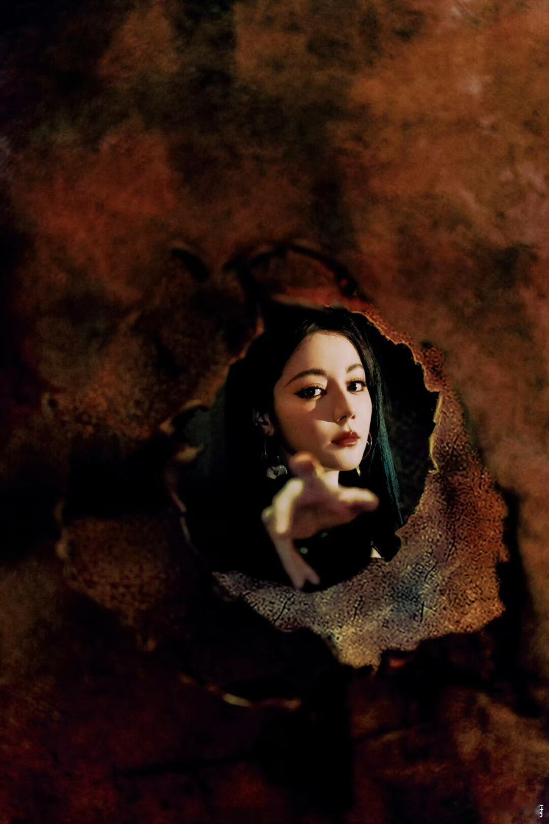 从橘金公主到金色落泪圣母，热巴的妆容总能惊艳全场，清透底妆+立体五官打底，眼唇妆