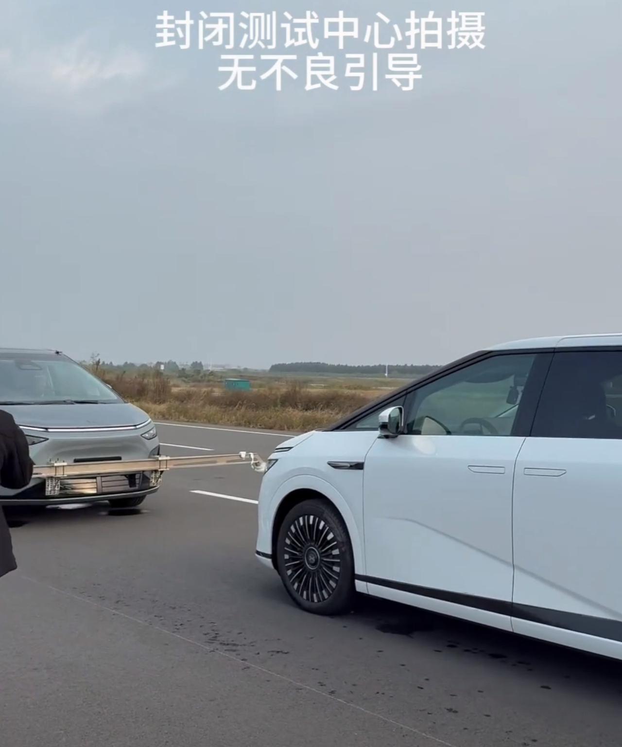 何小鹏又笑开花了，上次是机器人的事情赢麻了，这次汽车方面又赢了。
大网红陈震在测