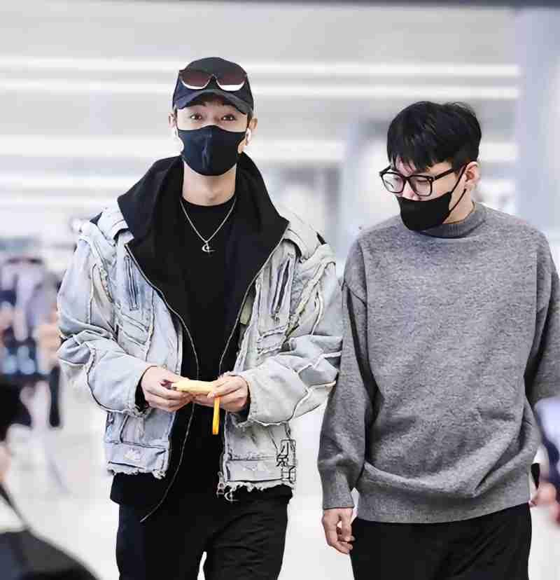 秦霄贤，这个小伙子有前途啊，长得帅，还有钱，还有师父。
戴着口罩，还真认不出来！