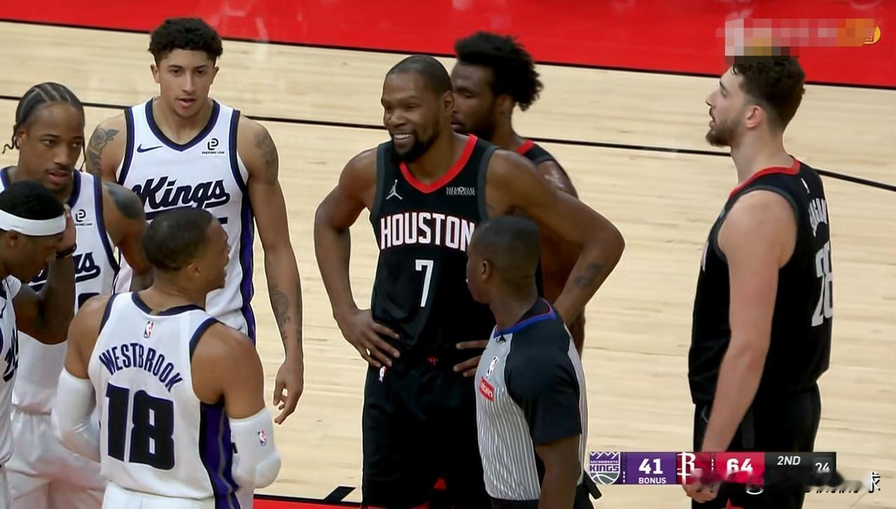 在今天火箭主场迎战国王的比赛中，发生了特别让人费解的一幕。当时双方的比赛进行到了