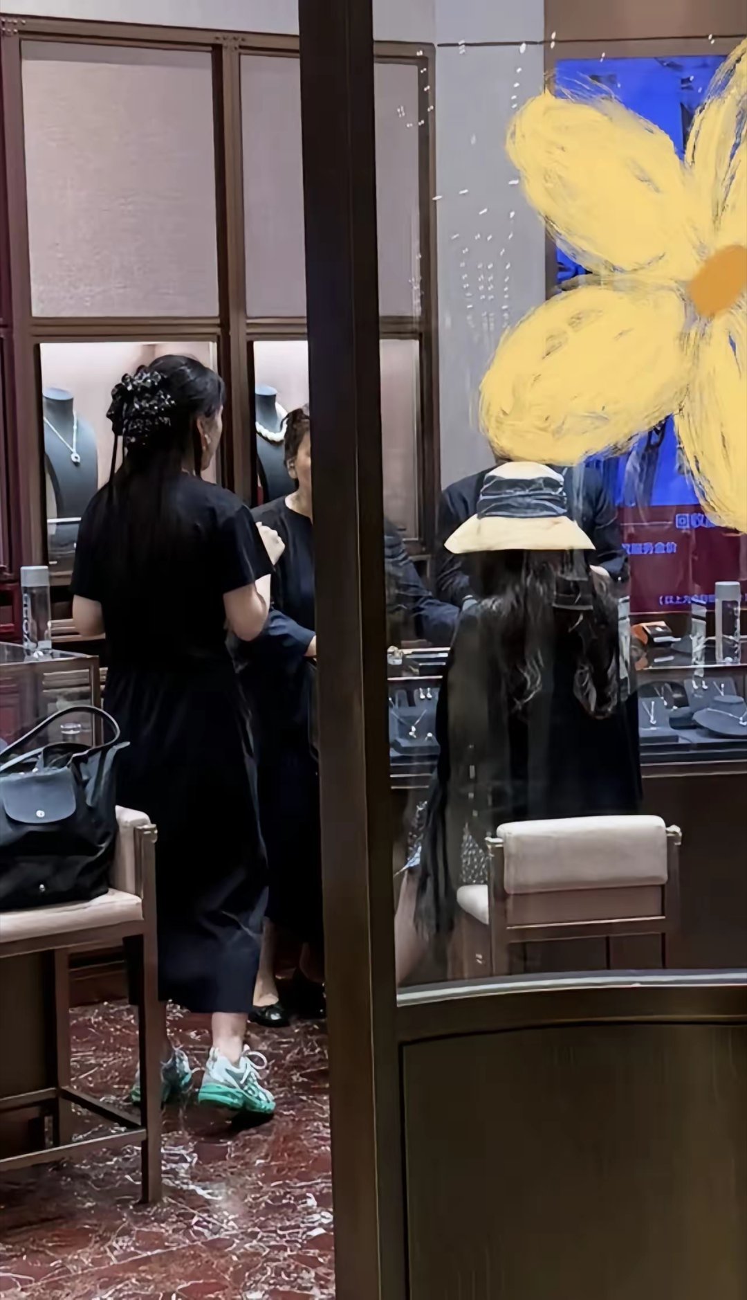 刘亦菲给员工送黄金刘亦菲现身北京skp的黄金店，给员工们买黄金，不结婚没有孩子对
