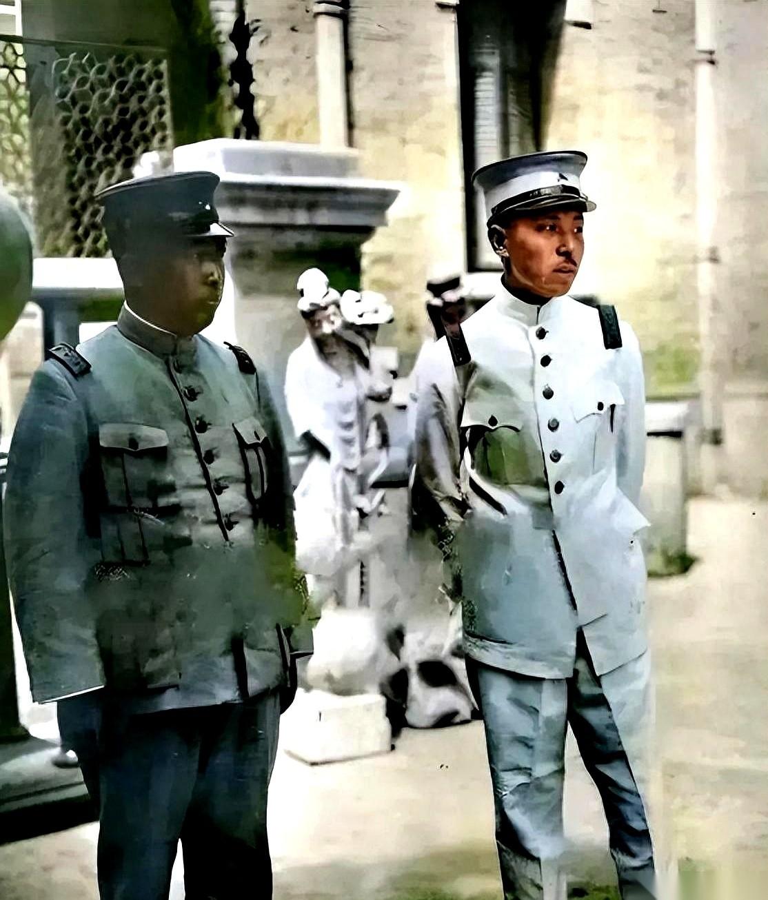 一张1928年的老照片，地点，奉天大帅府门前。
快门按下的瞬间，27岁的张学良，