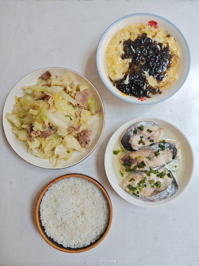 午饭，盐油蒸马鲛鱼8，瘦肉炒包菜3，紫菜蛋花汤1，米饭0.5，食材合计12.5元