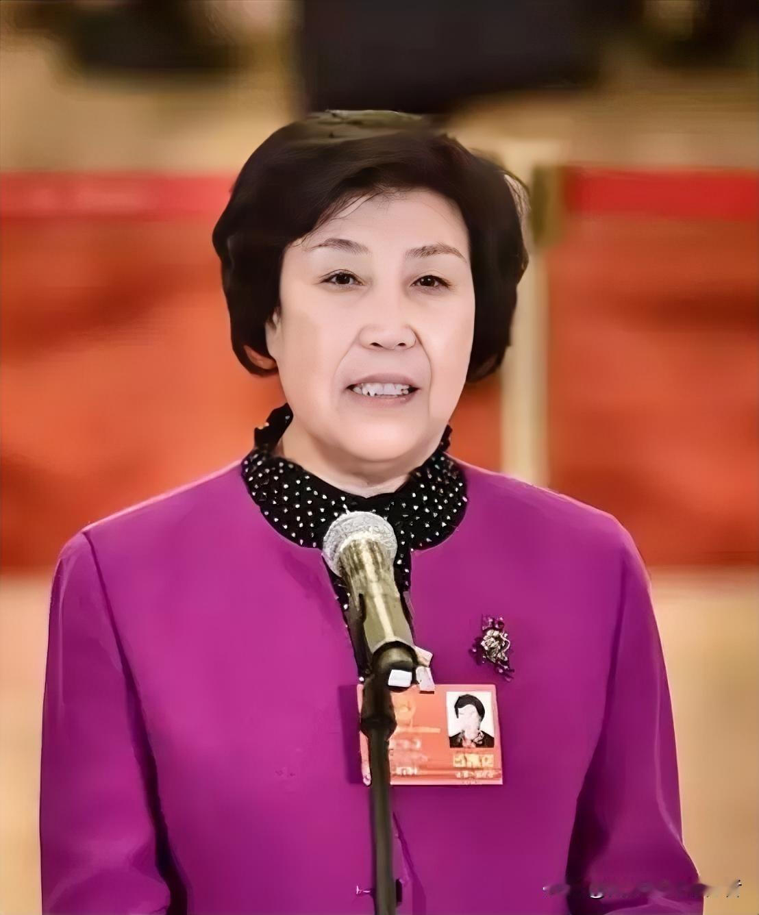 1980年，33岁的郭凤莲被叫进大寨党支部办公室。上级来人念了一份调令：免去大寨