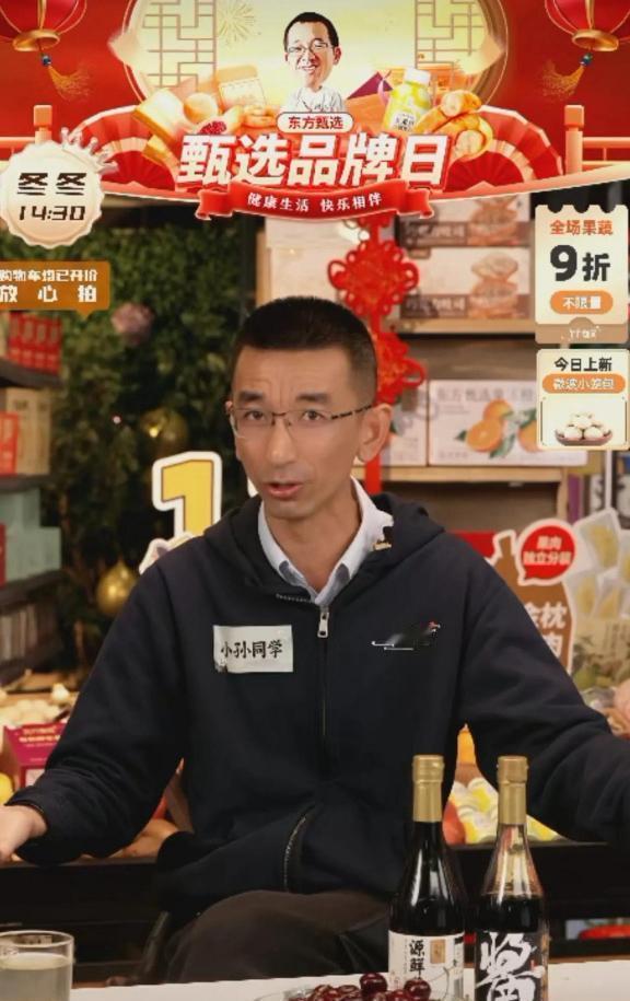 一个主播离职，粉丝没分裂，平台也没骂他，这在直播圈堪称奇迹。
你看顿顿，转身带走