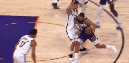 狄龙也是有名恶人，抢篮板打人家裆部



狄龙布鲁克斯是联盟有名恶汉，不比追梦格