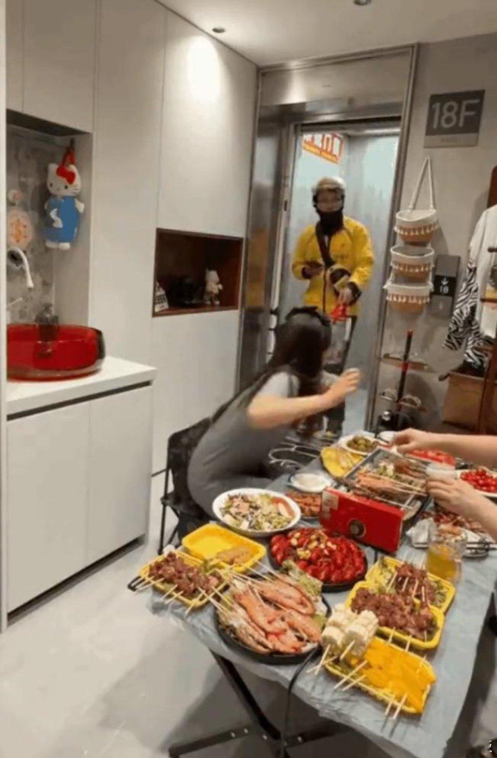 电梯一开就是家门，一梯一户太爽了 ​​​