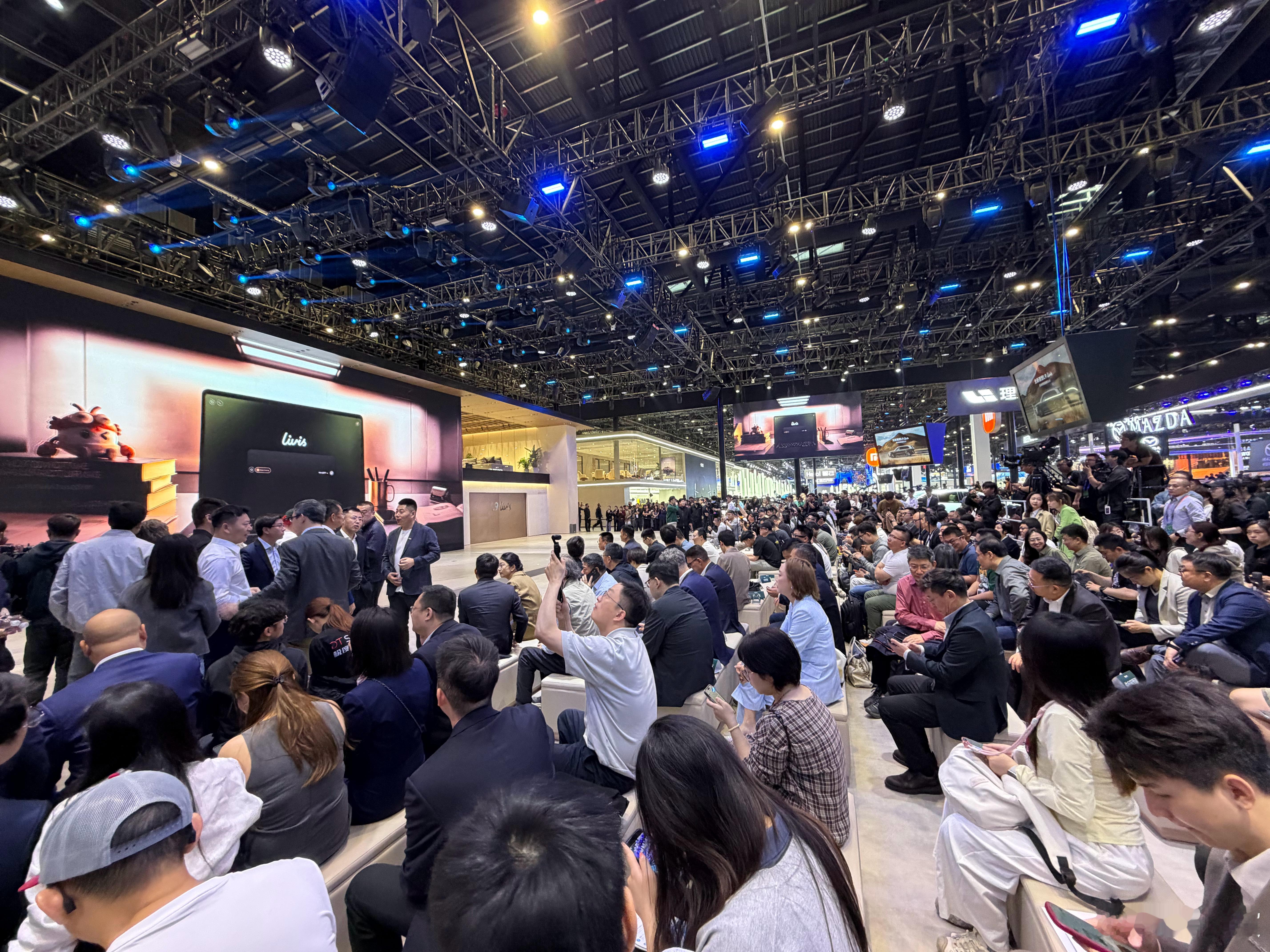 真热闹呀理想和小米展台又在一起，今天雷总也在探展会不会…..2026北京车展北京