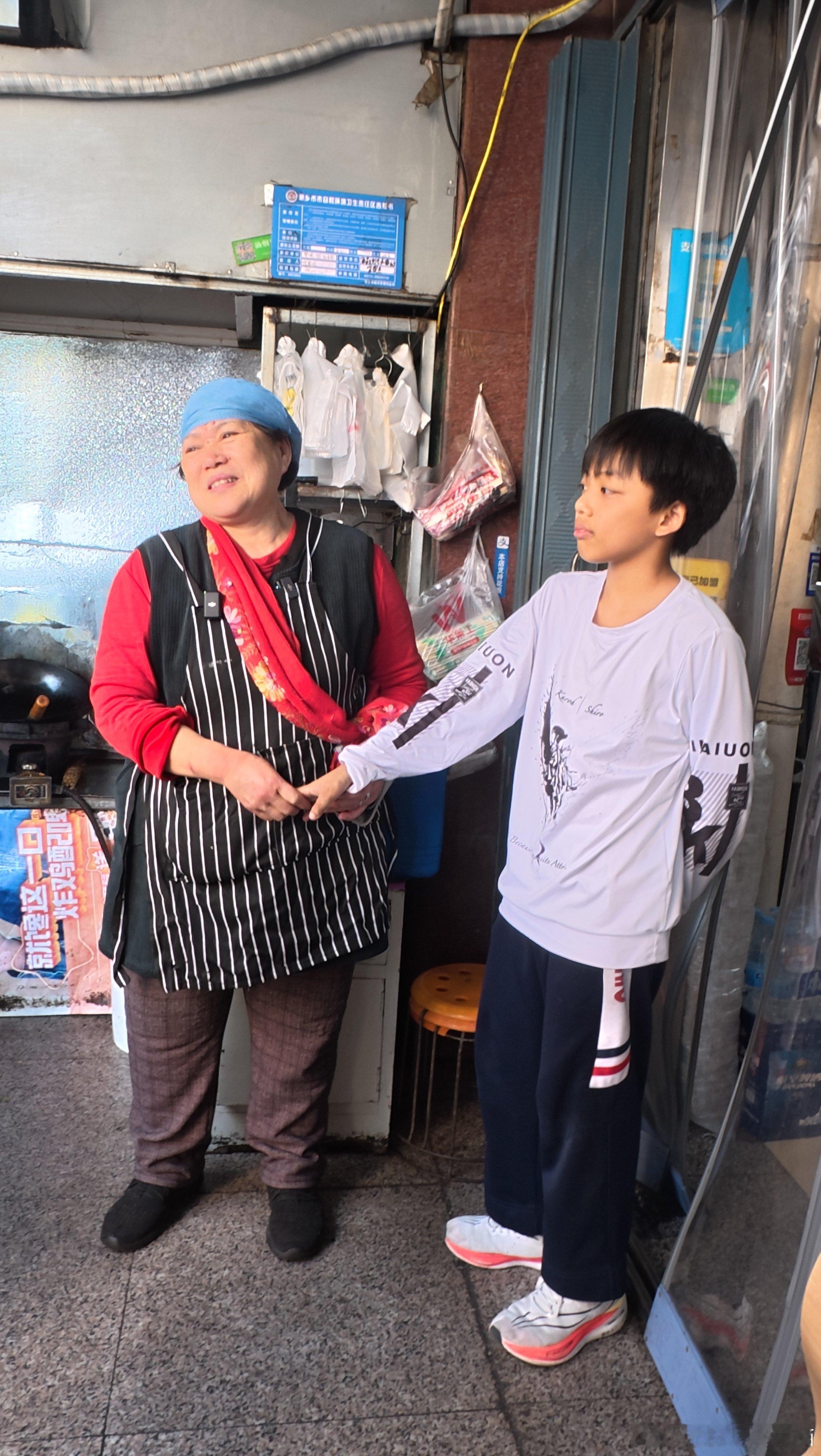 河南六旬阿婆单手炒粉救孙63岁阿婆为救孙子炒粉13年 孙子重病缠身，漫长十三年求