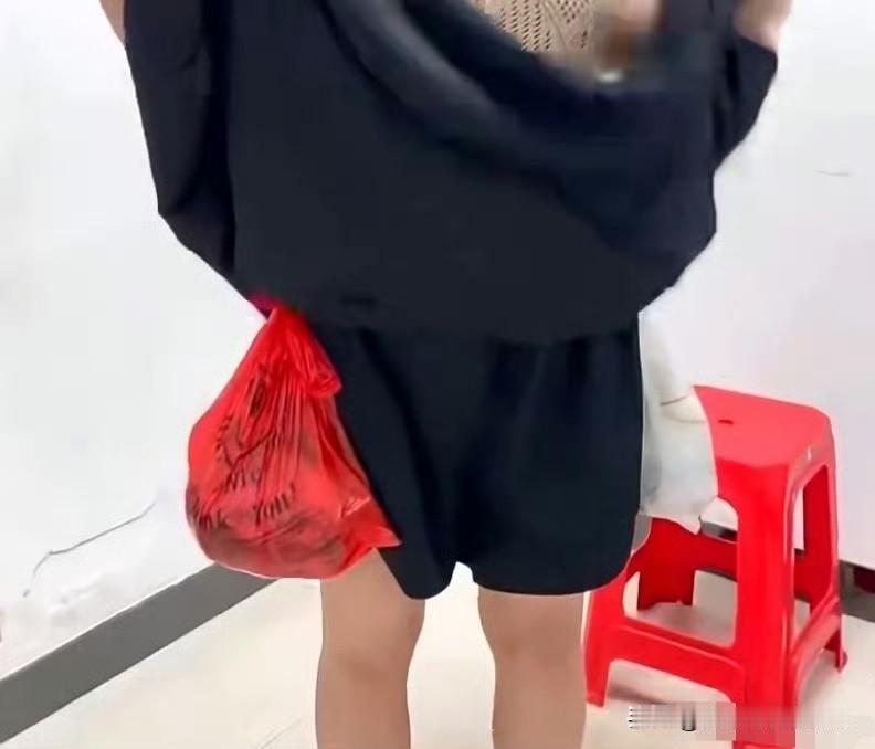 一条黑色长裙，两个塑料袋，二百二十九条活鱼。深圳罗湖海关最近查获的这起走私案，听