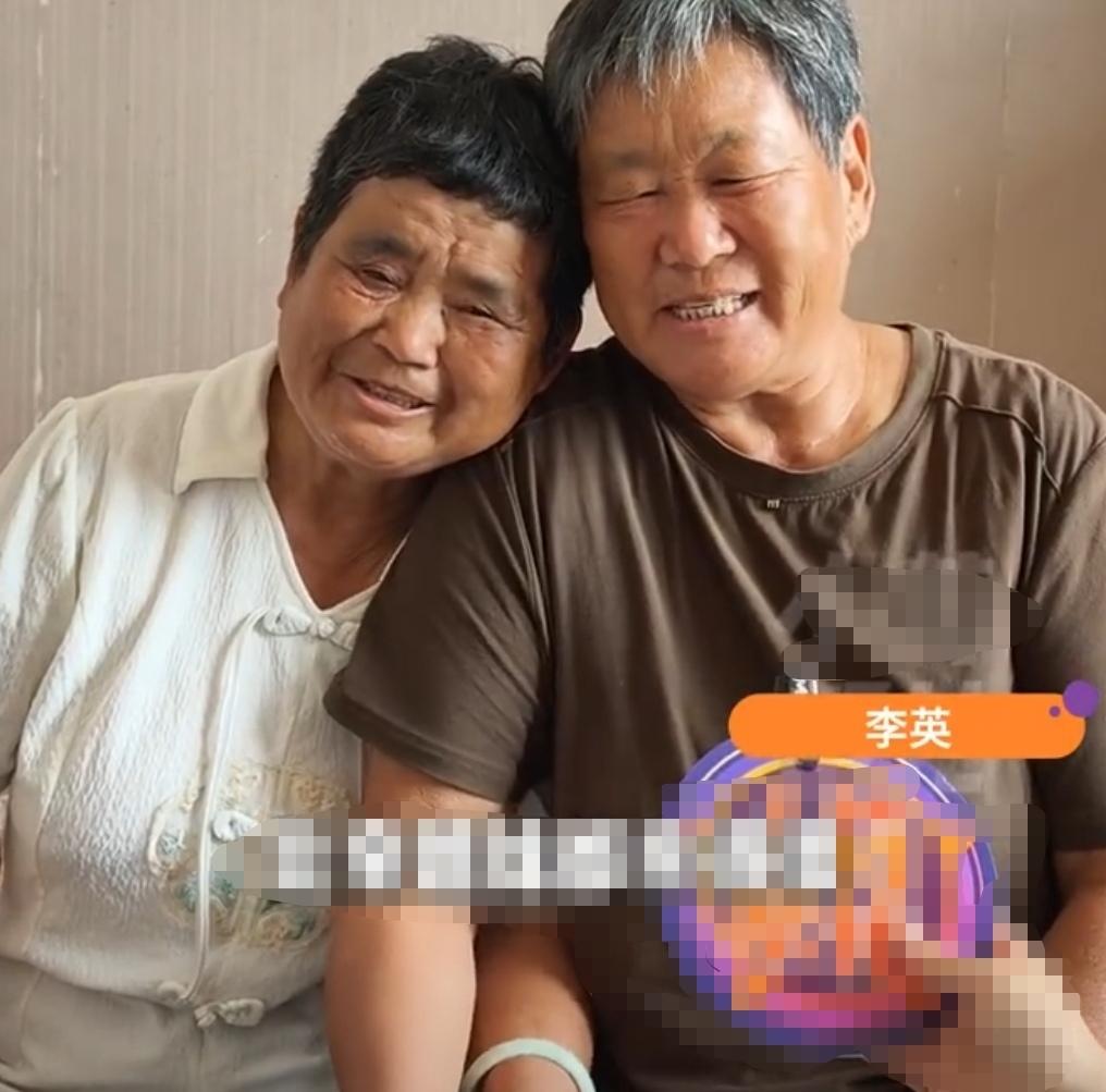世间最好的邻里情是什么模样？在河南驻马店的一个小村庄里，一对普通邻居，用整整12