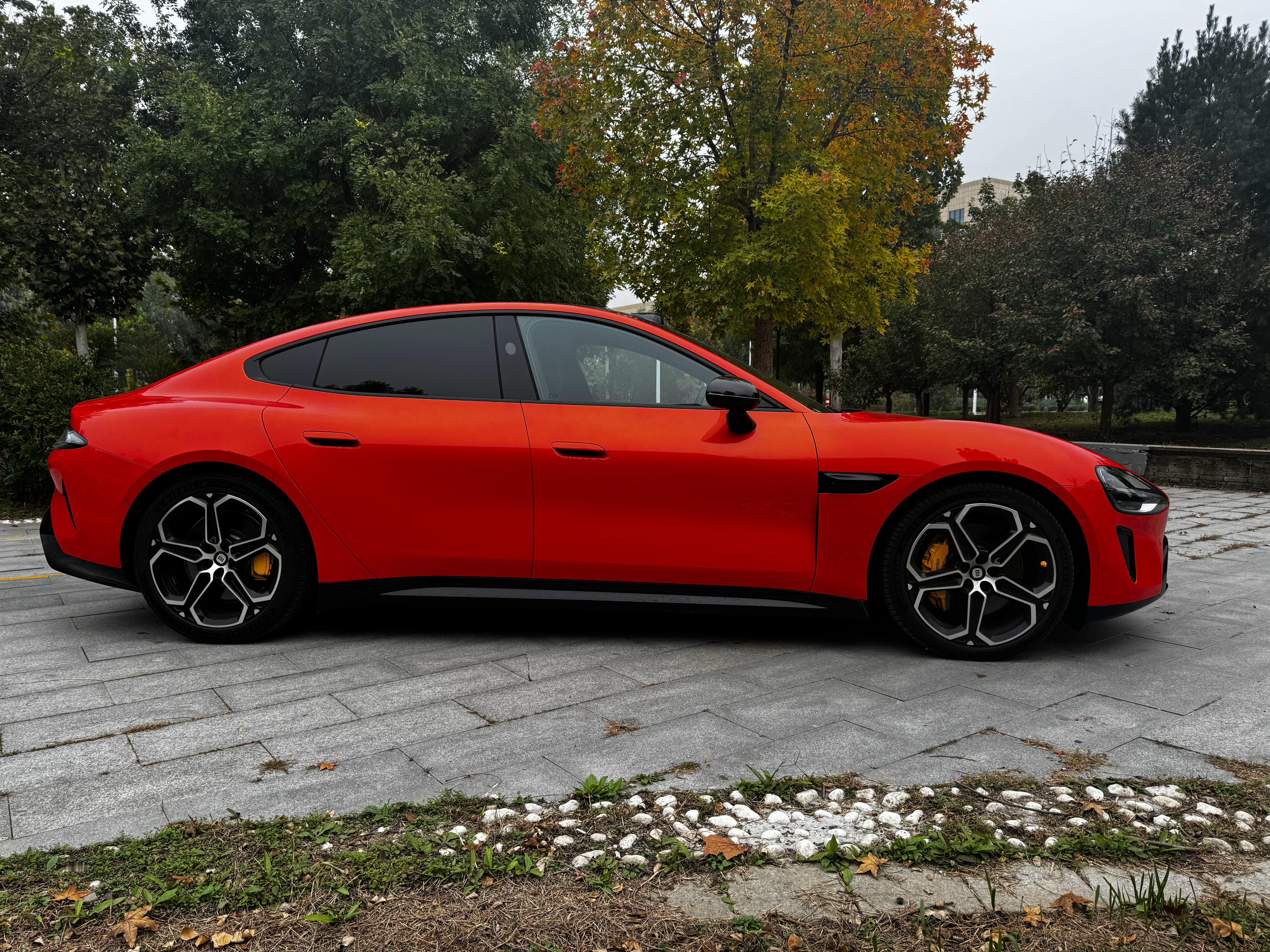 雷军确认第一代SU7停产小米 SU7在4月份上新，提前做这么久的预热，雷总经常搞