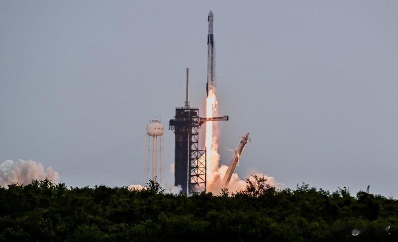 中国航天未来20年超越美国，还真有可能。这几年中国航天进步那叫一个飞速，嫦娥五号