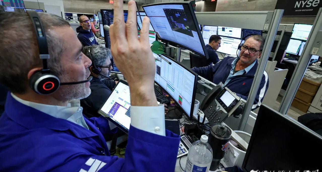 特朗普关税威胁导致资金逃离美国资产】美股周二午盘维持下跌趋势。美国总统特朗普再次