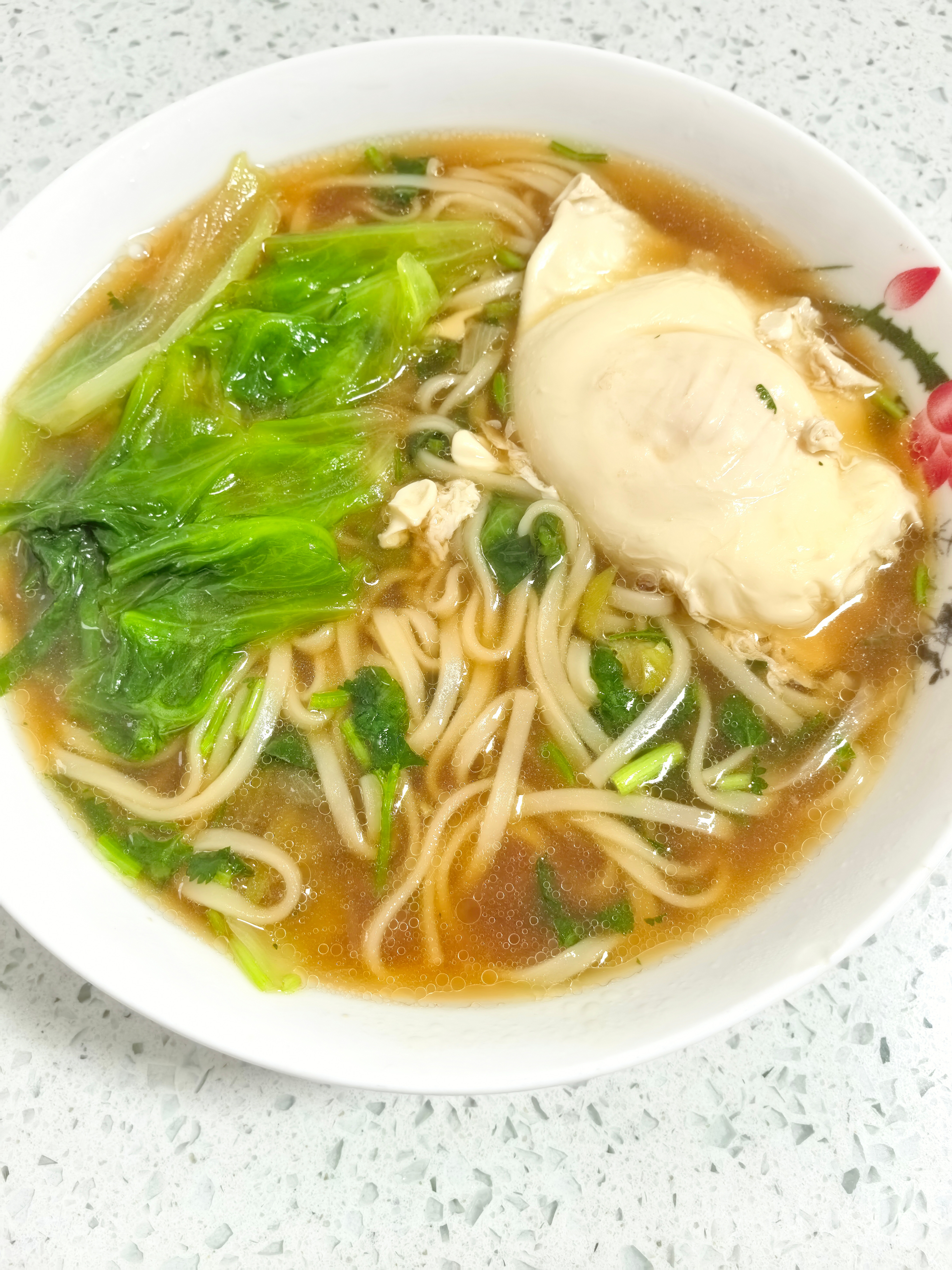 早安新的一天开始了～早上来碗热腾腾的汤面吃！暖乎乎的🥰 