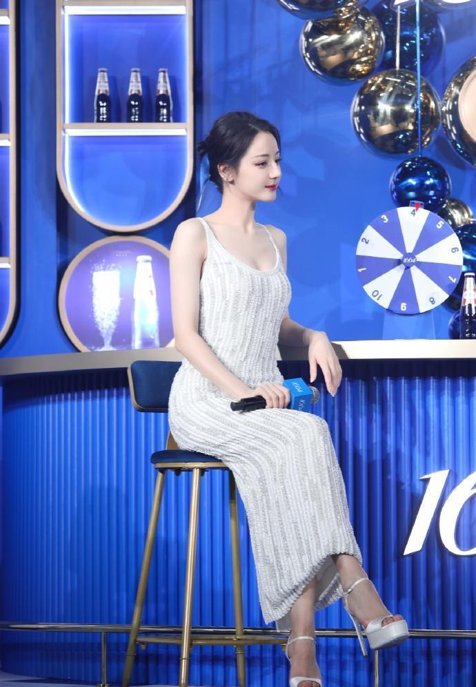 迪丽热巴这个美丽的腰臀比 我直接吻上…….💕 ​​​