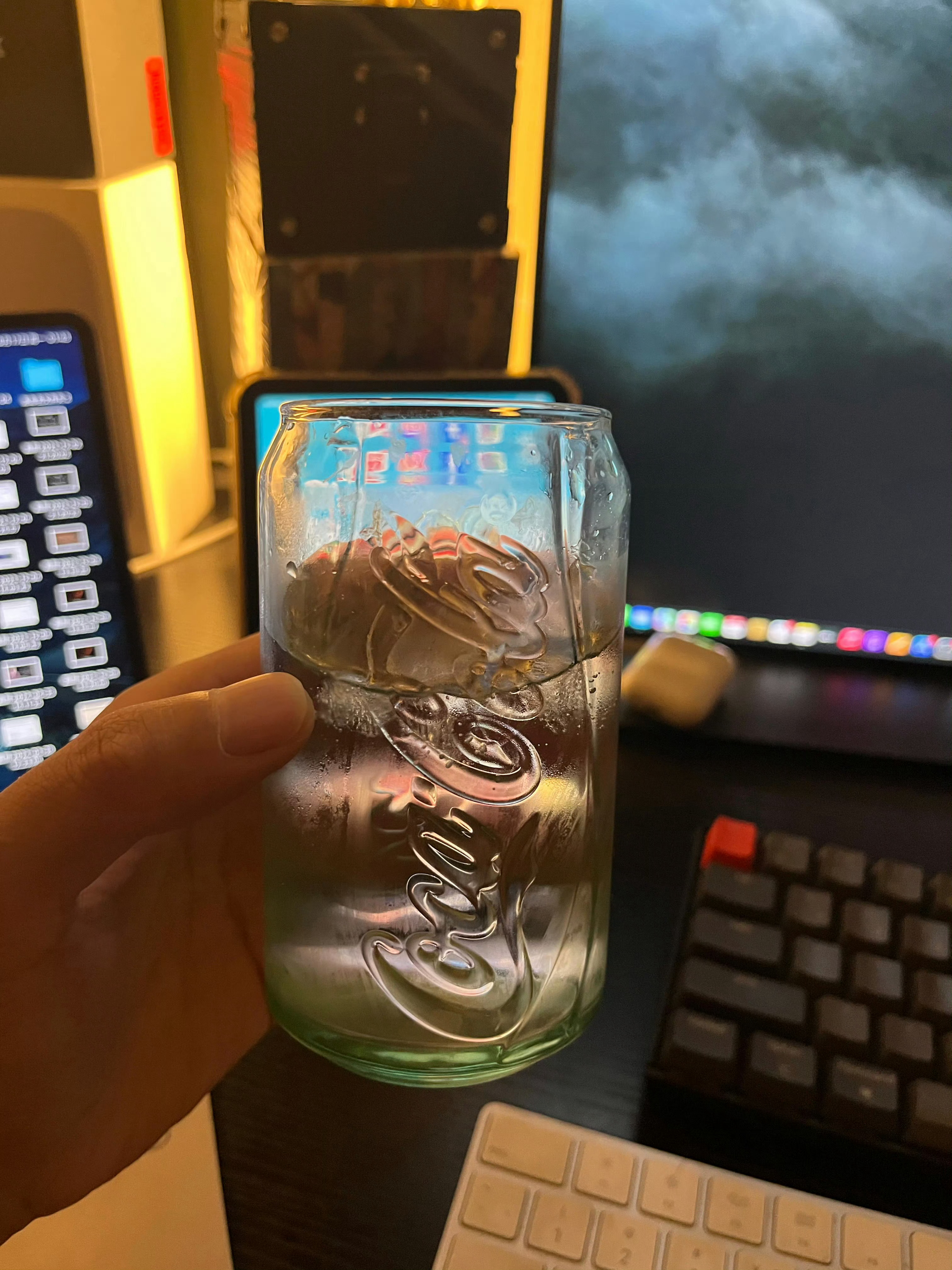 深夜睡不着，干点啥？来杯冰水解解暑🧊
