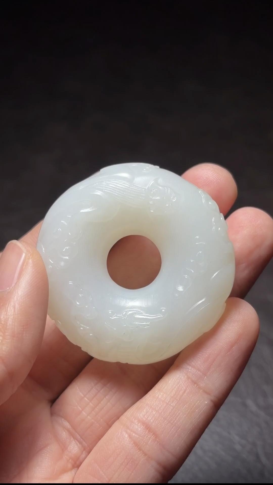被这枚清代双龙纹平安扣美到失语！
握在手里的羊脂白玉，细糯油润，脂光都快漫出来了