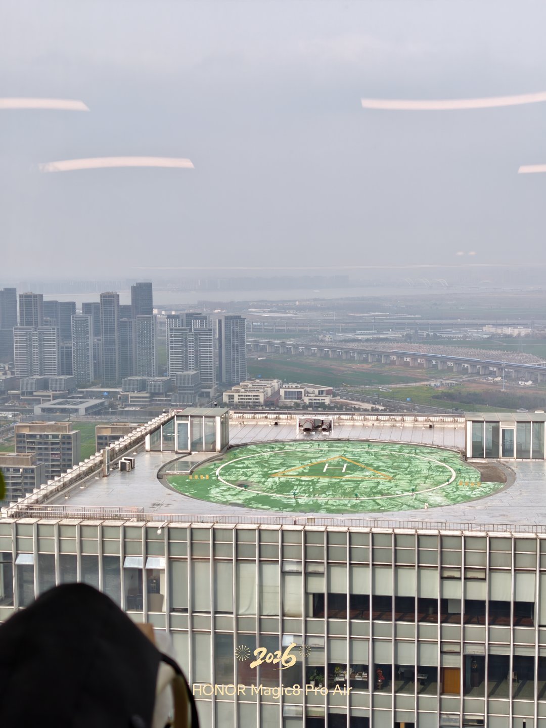 这样的工位真好，可以一边摸鱼一边欣赏风景