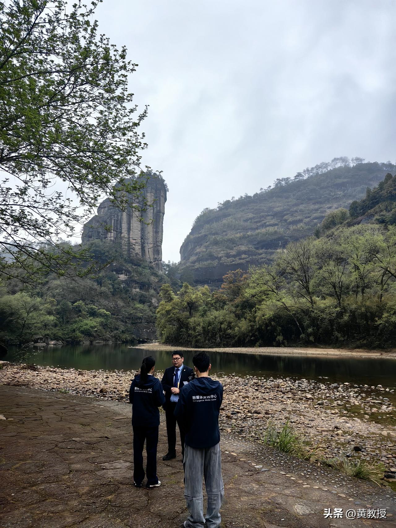 非著名正教授
黄教授
在风景如画的地方
接受电视台采访
